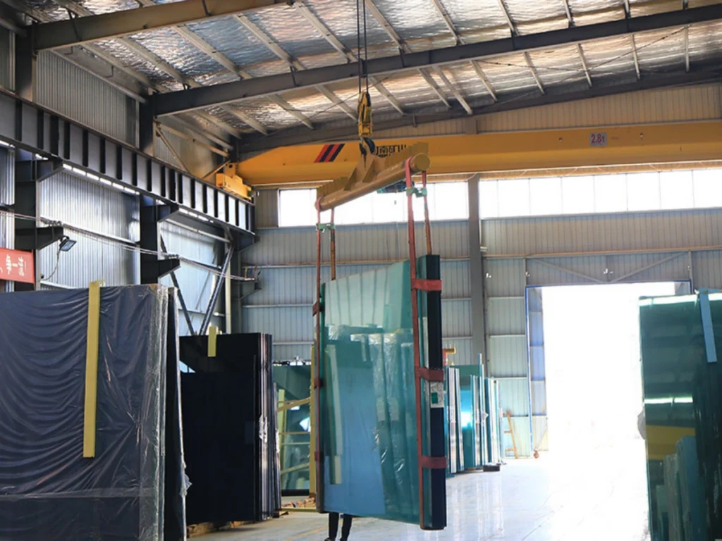 Pick up the float glass ready to cut